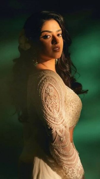 In Pic: Radiant Pictures of Siddhi Idnani