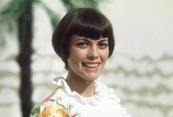 Francouzská zpěvačka Mireille Mathieu při natáčení pořadu „Les grands enfants“ Gilberta a Maritie Carpentierových v Paříži (červen 1970) – Profimedia.CZ