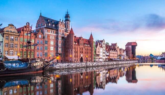 Den-gamle-bydel-ved-havnen-scaled-aspect-ratio-2560-1477