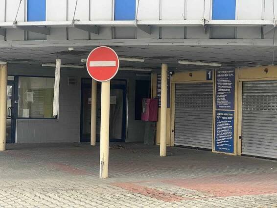 Parkovací dům KOMA v Ostravě-Svinově zeje už druhým rokem prázdnotou, 10. dubna 2025.