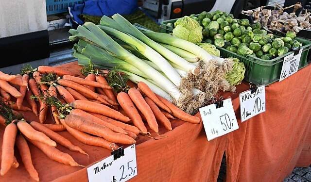 První farmářské trhy v Lounech přilákaly mnoho lidí. Prodávaly se už i pomlázky