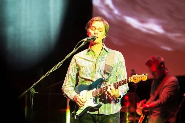 RECENZE: Auta, holky, surfy a pláže. Beach Boys vokály stále ladí