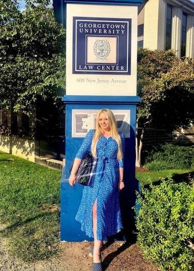 Trumpova druhá dcera si užívá luxusu. Cigárko na balkoně hotelu pro pracháče