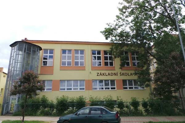 Základní škola JIH, Mariánské Lázně, Komenského 459 foto 1
