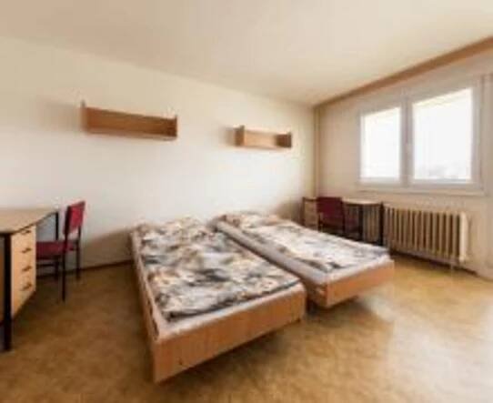 Koleje hlásí plno, studenti v Pardubicích a Hradci bojují o každý pokoj