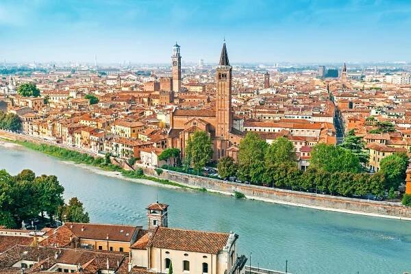 Verona má dnes asi 250 000 a patří mezi nejbohatší italská města