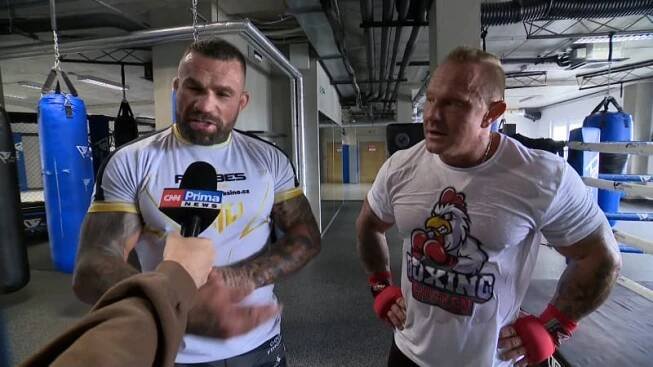 Karlos Vémola ukázal trénink v boxerském ringu.