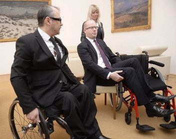 Premiér Sobotka skončil na vozíku: Slíbil víc peněz na sociální služby
