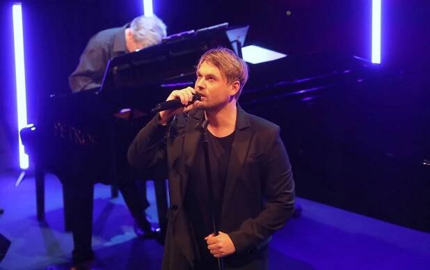 FOTO: Popřál zpěvem. David Deyl potěšil v litoměřickém divadle ženy koncertem