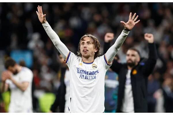 Luka Modric saluda a la afición del Real Madrid