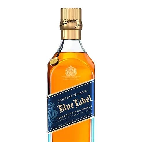 Láhev míchané skotské whisky Johnnie Walker Blue Label se zlatým uzávěrem a tmavě modrým diagonálním štítkem na přední straně. Tekutina uvnitř má jantarovou barvu.