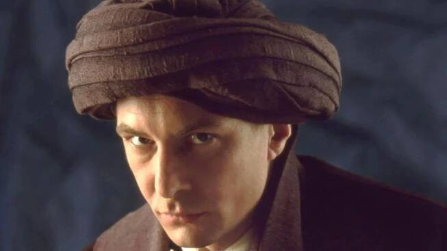 Profesor Quirinus Quirrell – ve filmech s Harrym Potterem ho ztvárnil Ian Hart