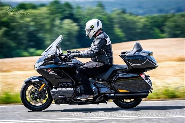 Duel těžkých vah: H-D Road Glide Limited vs. Honda Gold Wing Tour DCT | Motorkáři.c