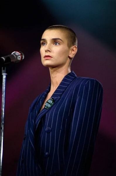 Kdysi překrásná Sinead O’Connor přibrala a byla k nepoznání. Dnes má potetovaný obličej a je zase hubená!