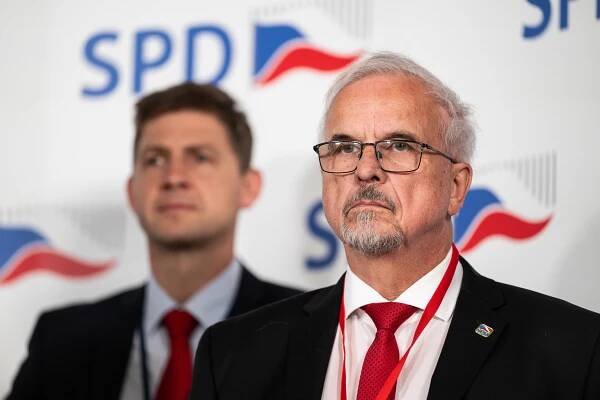 Jsou tu nová populistická hnutí, ale na rozdíl od nás nemohou splnit, co slibují, kritizuje David z SPD