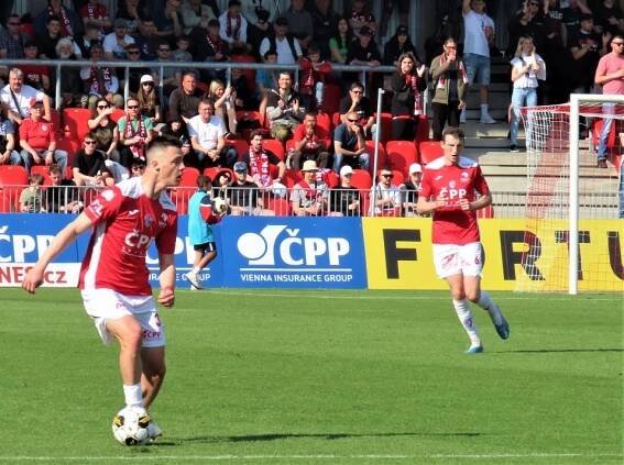 FOTO: Během třaskavého derby Pardubice - Hradec Králové stadion praskal ve švech