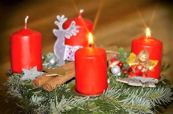 Druhá svíčka na adventním věnci symbolizující mír