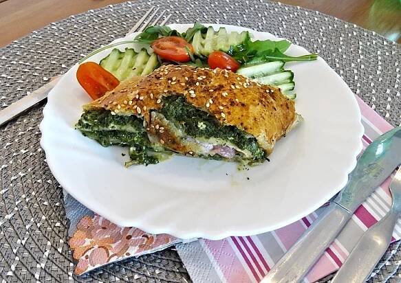 Recept : Závin z listového těsta se špenátem, šunkou a sýrem