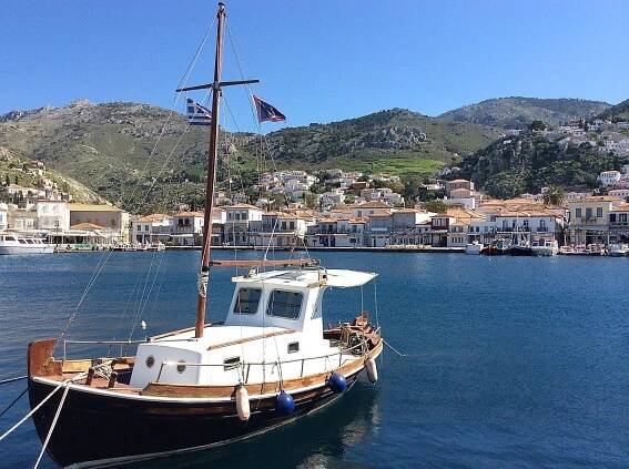 Hydra Harbour on Hydra Island Greece, what to expect of Hydra harbor. Copyright Kelsey Edwards of HydraDirect.