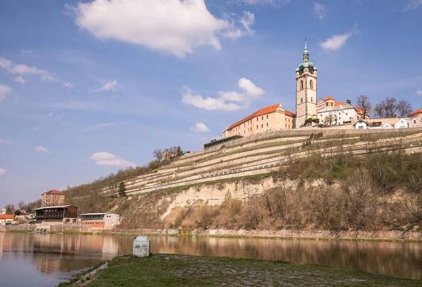 Nad řekou se tyčí Zámek Mělník  Mělnické kulturní centrum