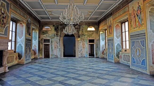 Hlavní sál Martinického paláce. Výzdoba patří seriálu Borgiové.