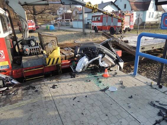 Při železniční nehodě v Odrách byly zraněny dvě děti, řidičku museli vyprostit hasiči | POŽÁRY.cz - ohnisko žhavých zpráv