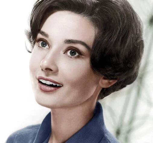 Audrey Hepburn je symbol něžnosti, laskavosti a dobroty lidského srdce. Její krása je nejen fyzická, ale hlavně duševní. Je krásná a přirozená.