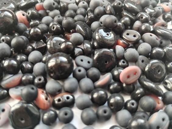Korálky mačkané mix černá/červená 100 g