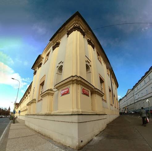 Roh Karlova náměstí a ulice U Nemocnice tvoří nemocnice, původně jezuitská kolej