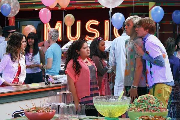 Austin a Ally - Magazines & Made-Up Stuff - Z filmu - Laura Marano, Raini Rodriguez, Ross Lynch, Calum Worthy
