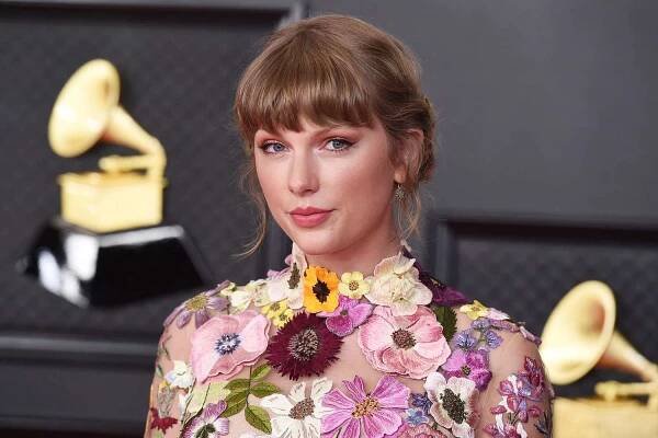 Taylor Swift Announces That Her Red Re-Recording Is Coming a 'Week Earlier Than Scheduled'
