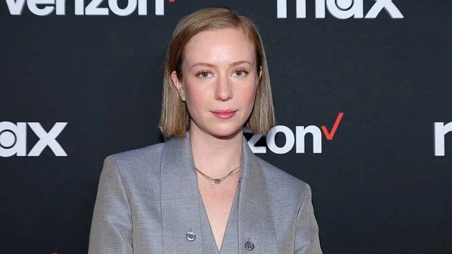 Hannah Einbinder on How Stopping Adderall Helped Her Comedy, the “True” Queer Representation on ‘Hacks’