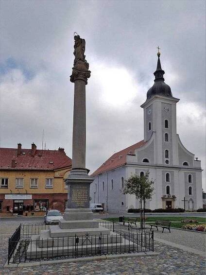 Sloup se sochou Panny Marie v na náměstí Svobody Javorníku | Drobné památky 