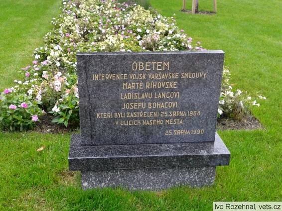 Pamětní deska Obětem komunismu | Spolek pro vojenská pietní místa