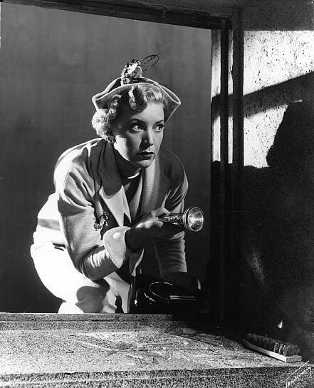 Kuollut mies kummittelee - Z filmu - Hilkka Helinä