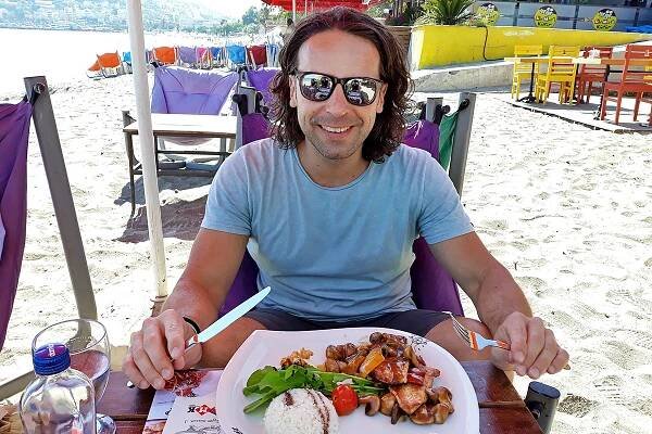 cestovatel Richie v turecké restauraci