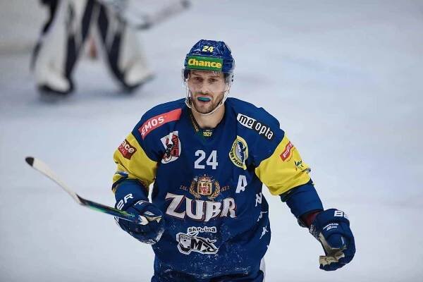 Hokejisté Přerova (v modrém) porazili Ústí nad Labem. Tomáš Doležal