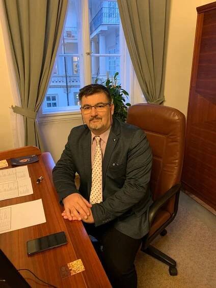 Poslanec ANO odpaloval petardy kousek od stájí, Babiš zuří. Lang se nakonec omluvil