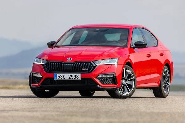 Je Octavia RS sportovní auto? Záleží na optice, kterou se na ni díváte. Ale je taky dobré auto? Rozhodně ano!