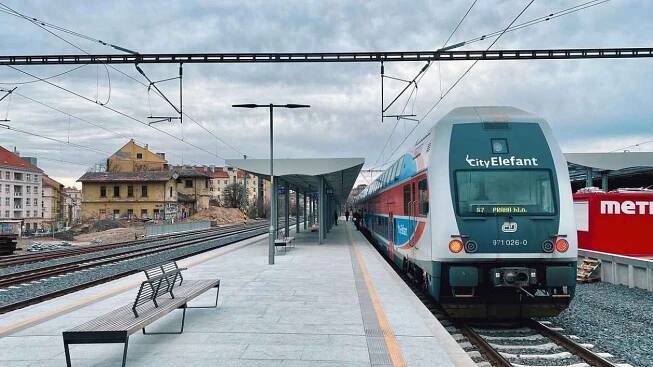 Nové 4. nástupiště na nádraží Vršovice.