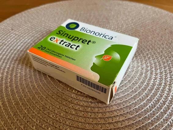Im Test: Eine Verpackung des Schleimlösers von schräg seitlich auf einer Platzdecke.