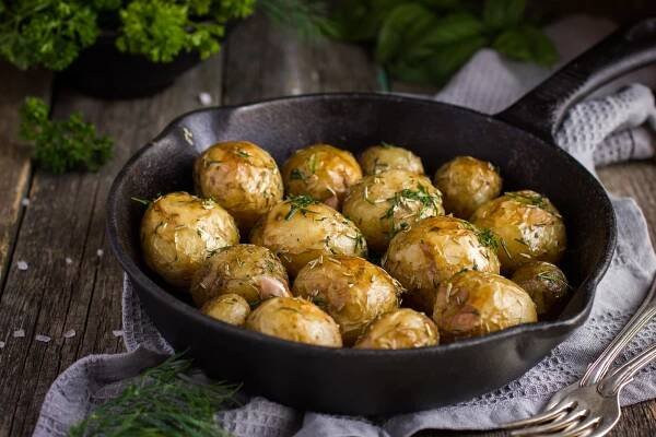 Troubě pečené brambory s bylinkami — Stock Fotografie © Anna_Shepulova #78554674