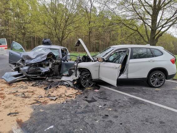 U vážné nehody dvou osobních vozidel u Břehova zasahovali tři profesionální jednotky | POŽÁRY.cz - ohnisko žhavých zpráv