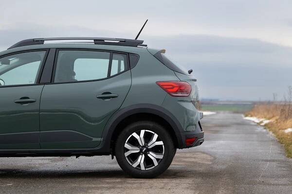 Za Dacii Sandero Stepway s novým tříválcem se nemusíte stydět. Je svižná a vypadá k světu