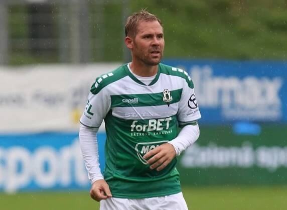 FOTO: Fotbalista Tomáš Hübschman. – stránka 18