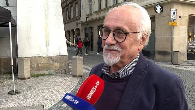 Po boku mladší ženy se člověk pořád musí přetvařovat, vtipkuje Václav Knop