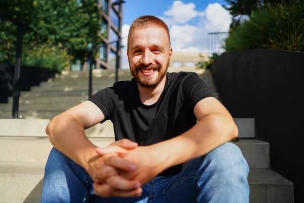 Komik na svých stand-upech griluje diváky. Videa z jeho výstupů mají miliony zhlédnutí