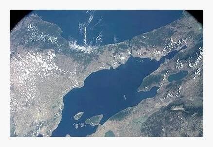 Černé moře, Bospor a Marmarské moře. Vpravo je vidět jezero Iznik.
