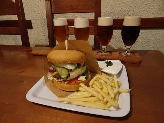 Hovězí burger, hranolky a degustace řemeslných piv pro 1 osobu