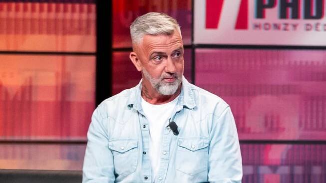 Matouš Rajmont se oženil: Nevěsta byla v černém, manželé po obřadu skočili do vody